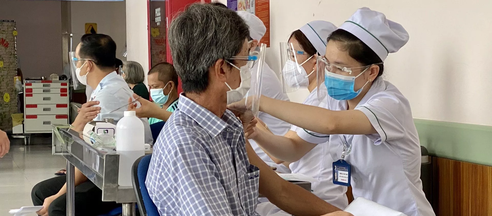 Tiêm vaccine đợt 5, mũi 2 cho cán bộ, viên chức các sở, ban, ngành tỉnh An Giang. - Sputnik Việt Nam, 1920, 26.08.2021