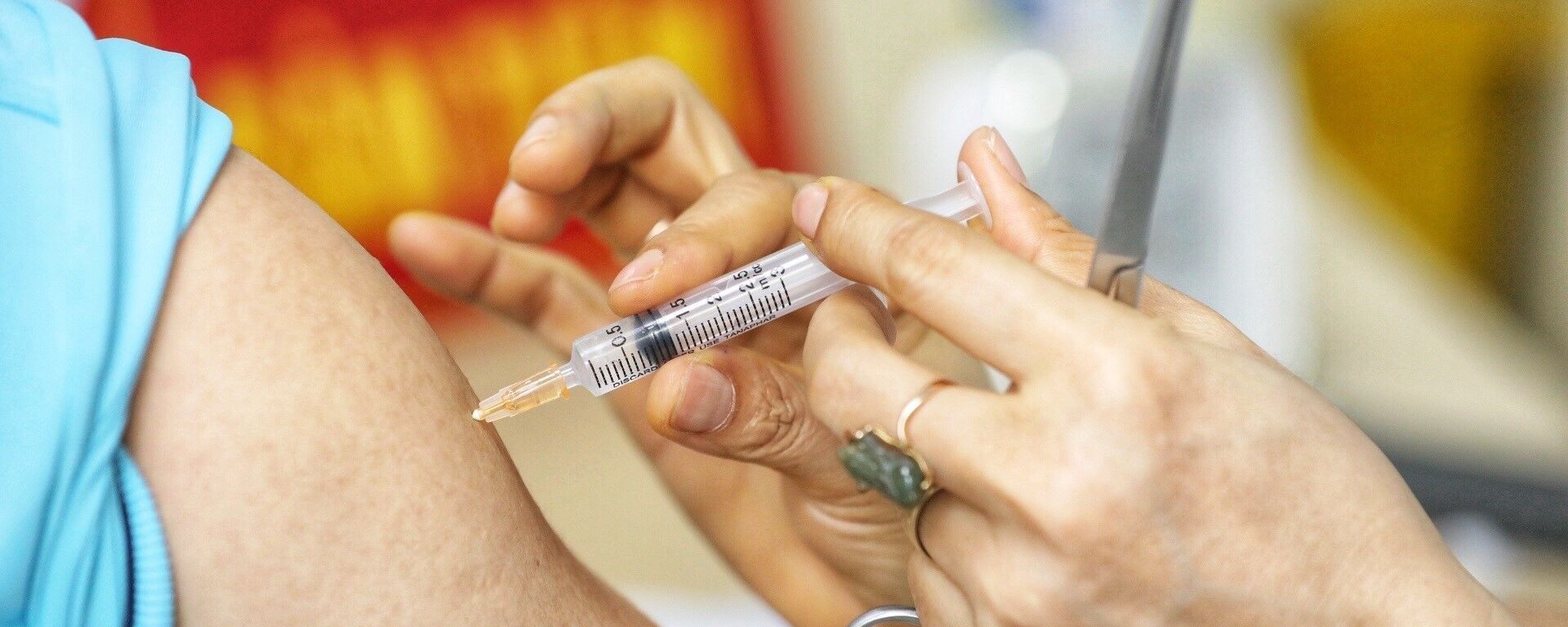 Nhân viên y tế tiêm thử nghiệm vaccine Nano Covax phòng COVID-19 giai đoạn 3. - Sputnik Việt Nam, 1920, 15.09.2021