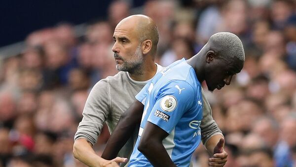 Cầu thủ Benjamin Mendy và HLV trưởng của Manchester City Pep Guardiola - Sputnik Việt Nam