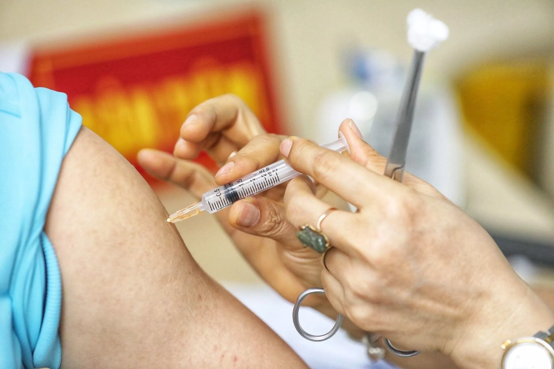 Nhân viên y tế tiêm thử nghiệm vaccine Nano Covax phòng COVID-19 giai đoạn 3 Nhân viên y tế tiêm thử nghiệm vaccine Nano Covax phòng COVID-19 giai đoạn 3 - Sputnik Việt Nam, 1920, 05.10.2021