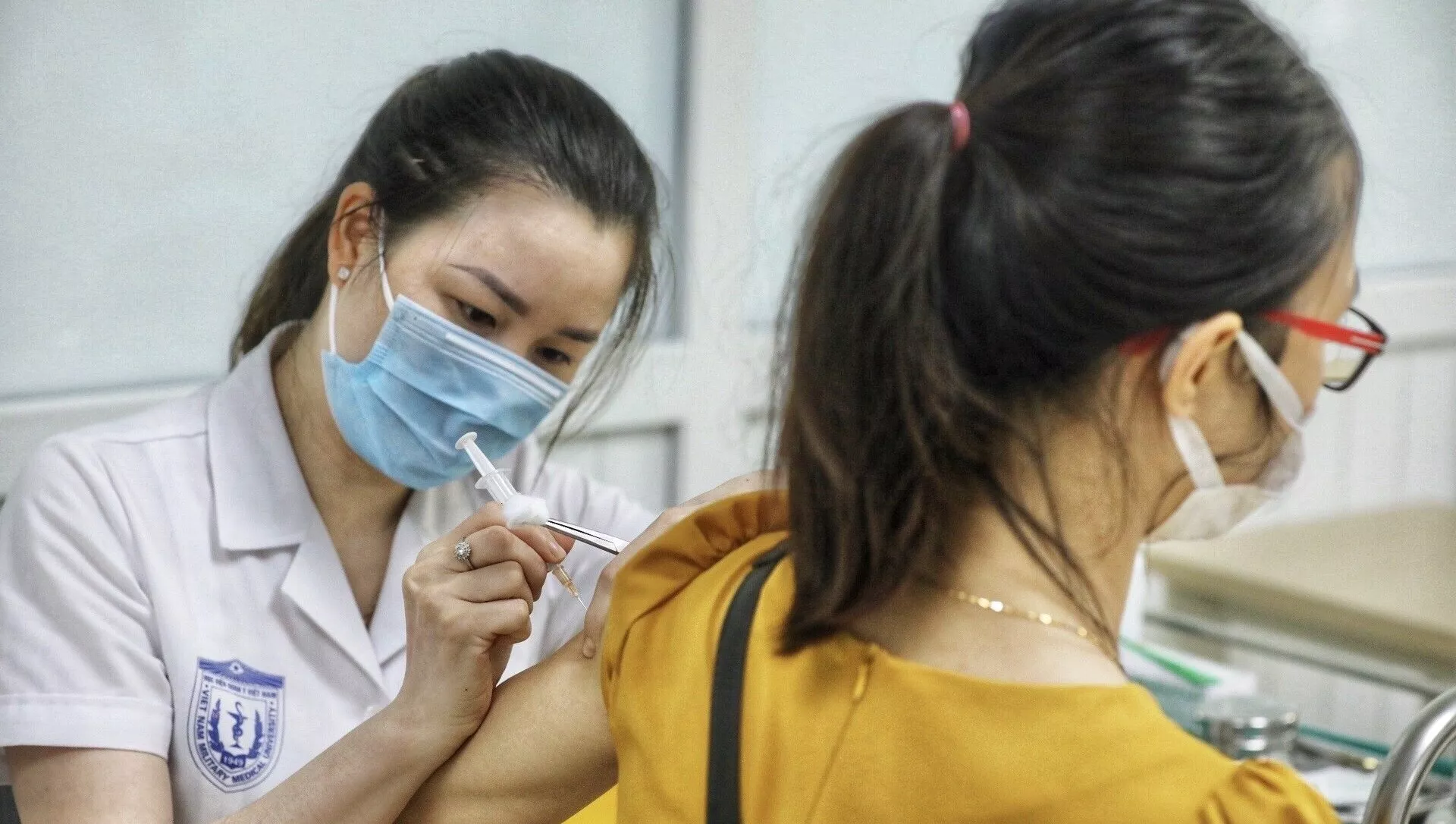 Nhân viên y tế tiêm thử nghiệm vaccine Nano Covax phòng COVID-19 giai đoạn 3 Nhân viên y tế tiêm thử nghiệm vaccine Nano Covax phòng COVID-19 giai đoạn 3 - Sputnik Việt Nam, 1920, 28.08.2021