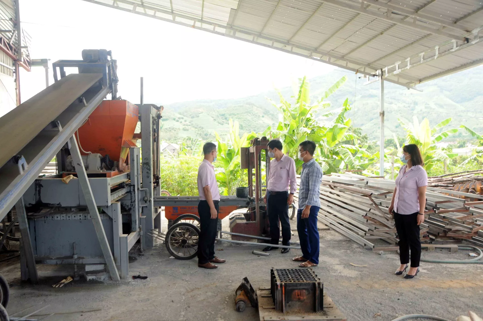 Sau khi có được vay vốn chính sách hỗ trợ, công ty vật liệu xây dựng Quang Huy, huyện Sông Mã đã hoạt động sản xuất trở lại Sau khi có được vay vốn chính sách hỗ trợ, công ty vật liệu xây dựng Quang Huy, huyện Sông Mã đã hoạt động sản xuất trở lại - Sputnik Việt Nam, 1920, 05.10.2021
