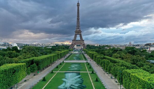 Tác phẩm sắp đặt của nghệ sĩ Pháp Saype Beyong Walls trên Champ de Mars ở Paris  - Sputnik Việt Nam