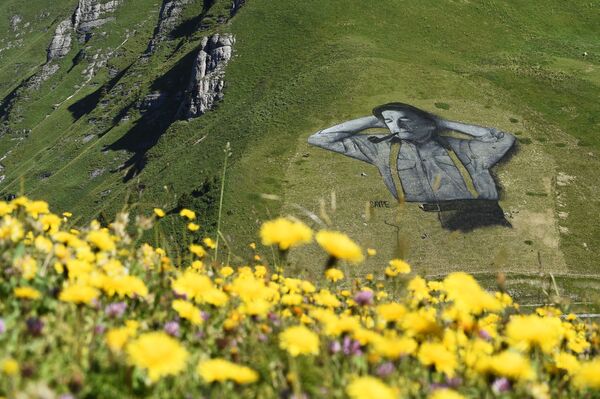 Land-art của nghệ sĩ Saype trên dốc trượt tuyết Chaux-de-Mont phía trên khu nghỉ mát trên núi cao Leysin  - Sputnik Việt Nam