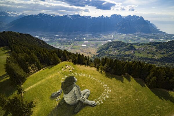 Land-art của nghệ sĩ Saype ở khu nghỉ mát Alpine của Leysin  - Sputnik Việt Nam