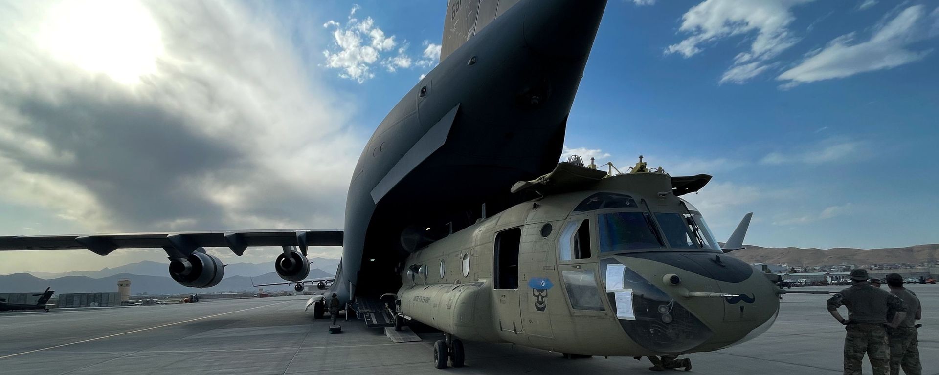 Một chiếc trực thăng CH-47 Chinook trong chiếc máy bay vận tải C-17 Globemaster III của Mỹ tại sân bay Kabul - Sputnik Việt Nam, 1920, 31.08.2021