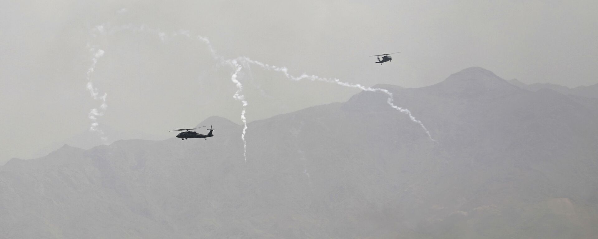 Trực thăng quân sự Mỹ Black Hawk bay qua Kabul - Sputnik Việt Nam, 1920, 31.08.2021