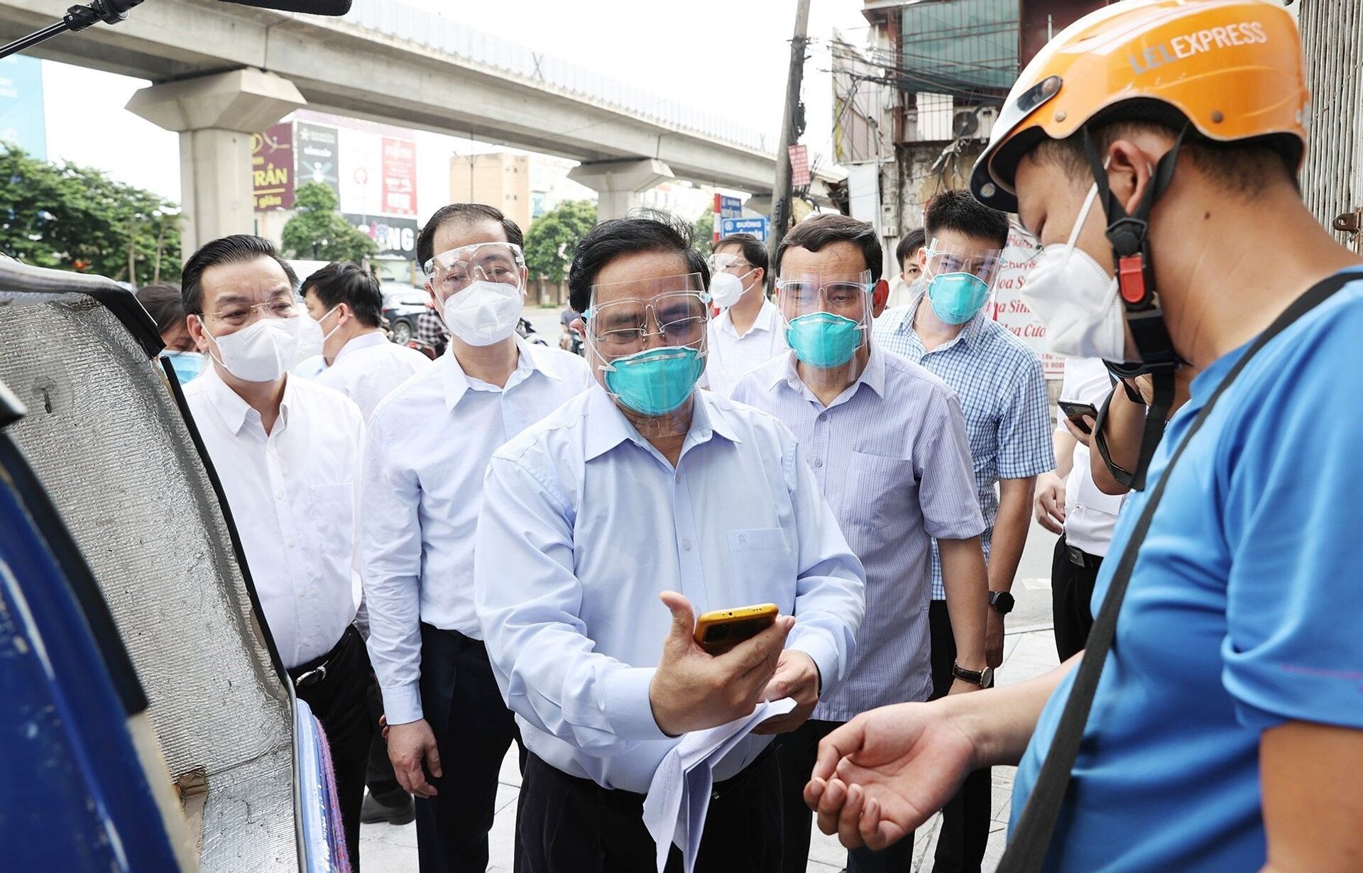 Thủ tướng Phạm Minh Chính kiểm tra đột xuất các điểm nóng về dịch bệnh COVID-19 tại Hà Nội - Sputnik Việt Nam, 1920, 05.10.2021