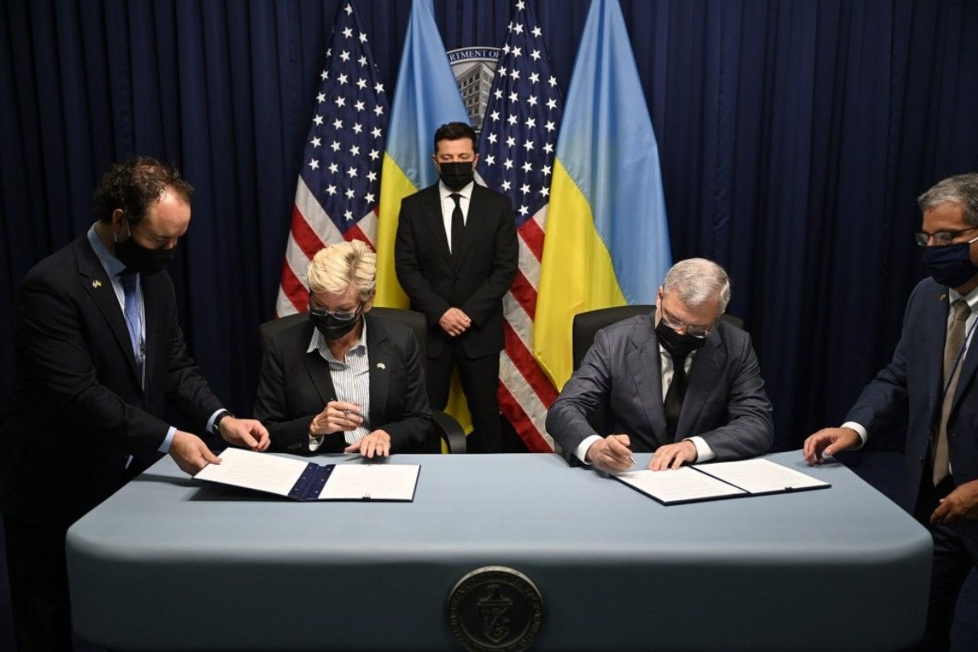 Tổng thống Ukraina Vladimir Zelenskyy tại buổi ký kết các văn kiện trong chuyến thăm Mỹ - Sputnik Việt Nam, 1920, 05.10.2021