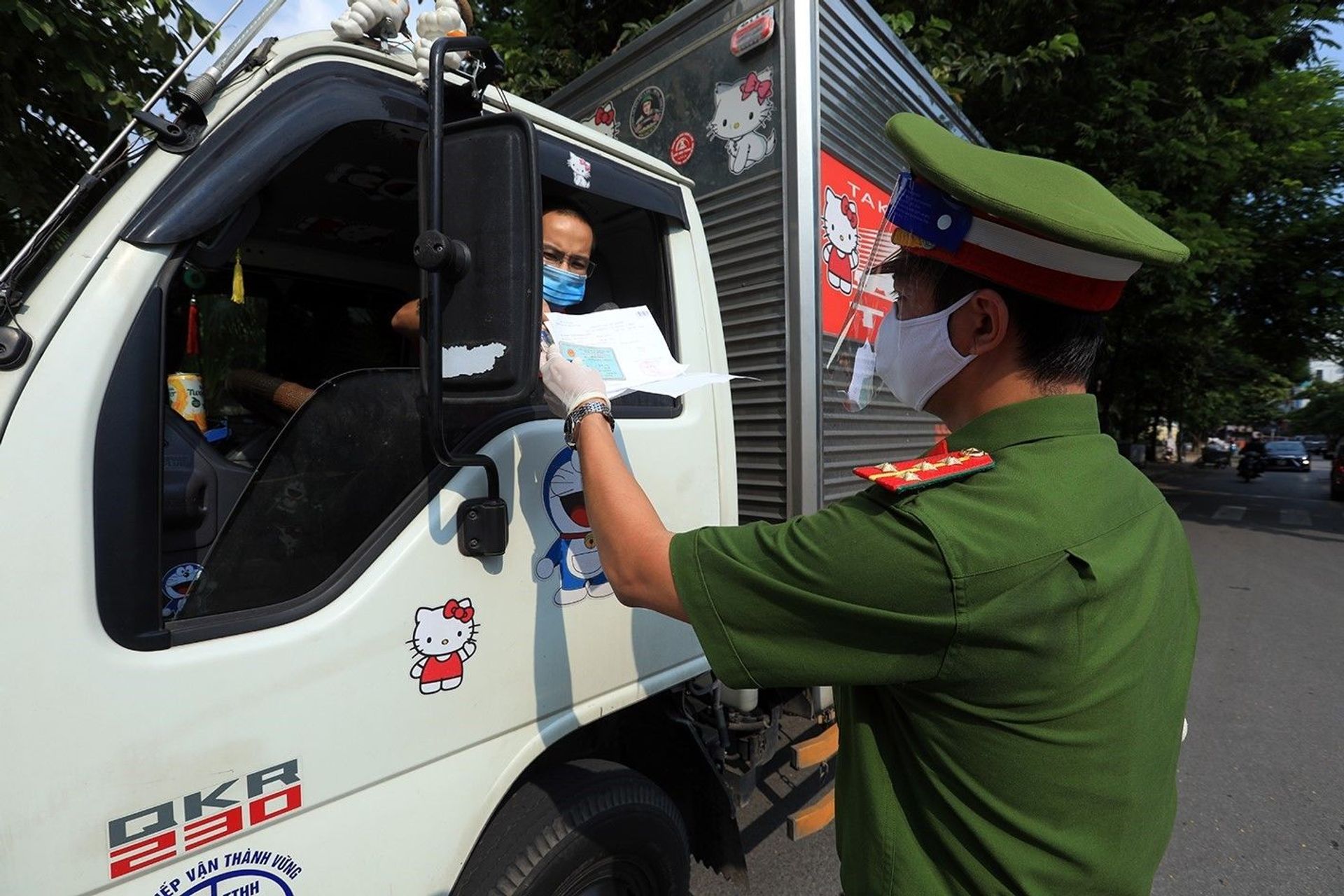 Công an kiểm tra giấy đi đường và giấy phép vận chuyển hàng hóa thiết yếu của các phương tiện vận tải - Sputnik Việt Nam, 1920, 05.10.2021