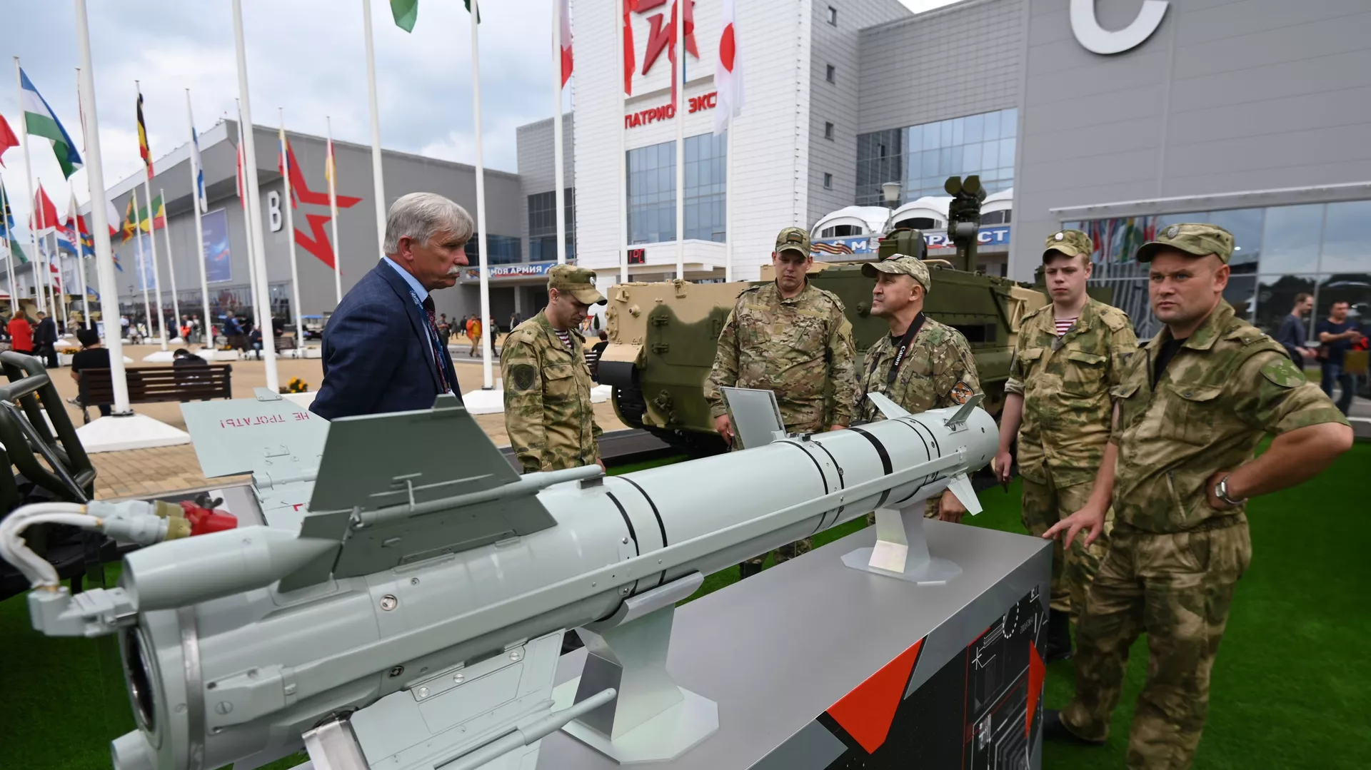 Tên lửa dẫn đường đa năng hạng nhẹ 305E trưng bày của Diễn đàn Quốc tế ARMY-2021 Tên lửa dẫn đường đa năng hạng nhẹ 305E trưng bày của Diễn đàn Quốc tế ARMY-2021 - Sputnik Việt Nam, 1920, 20.06.2022