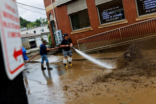 Lính cứu hỏa dọn dẹp đường phố sau cơn bão Ida ở Pennsylvania - Sputnik Việt Nam