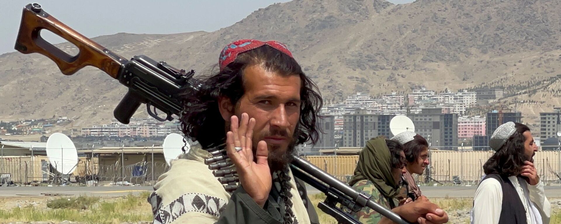 Lực lượng Taliban tuần tra trên đường băng một ngày sau khi quân đội Mỹ rút khỏi Sân bay Quốc tế Hamid Karzai ở Kabul, Afghanistan ngày 31 tháng 8 năm 2021 - Sputnik Việt Nam, 1920, 02.09.2021