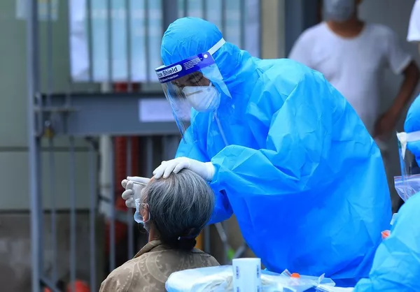 Nhân viên y tế quận Thanh Xuân lấy mẫu xét nghiệm COVID-19 cho người dân tại tổ 7, phường Thanh Xuân Trung. Nhân viên y tế quận Thanh Xuân lấy mẫu xét nghiệm COVID-19 cho người dân tại tổ 7, phường Thanh Xuân Trung. - Sputnik Việt Nam