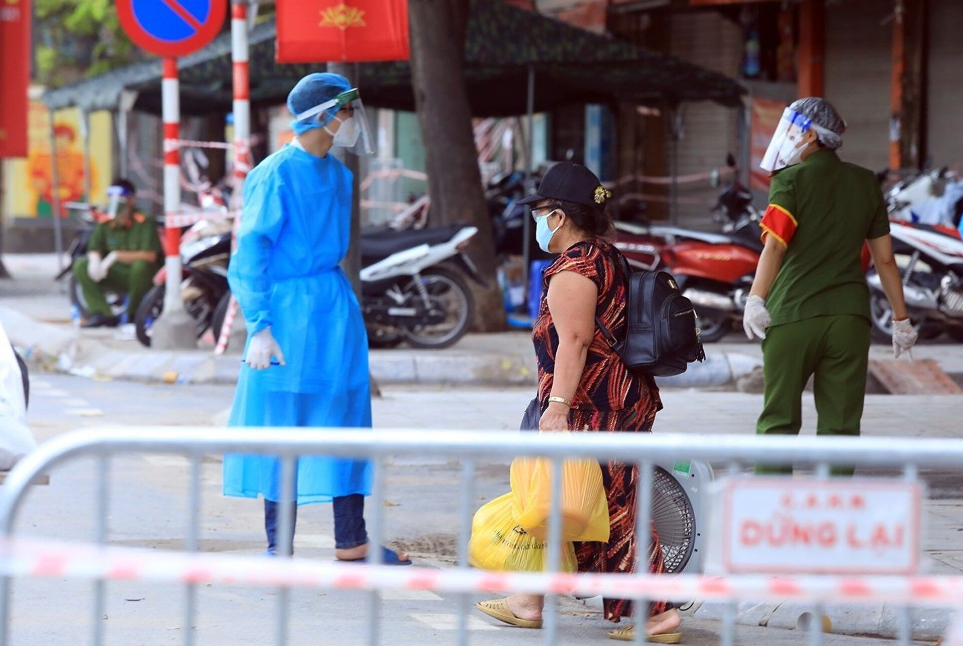 Một trường hợp F1 tại ngõ 328 Nguyễn Trãi được đưa đi cách ly. - Sputnik Việt Nam, 1920, 05.10.2021