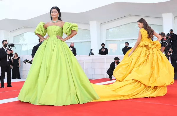 Người mẫu Farhan Bodi (trái) và người mẫu Ý Bianca Balti tại lễ khai mạc Liên hoan phim quốc tế Venice lần thứ 78 Người mẫu Farhan Bodi (trái) và người mẫu Ý Bianca Balti tại lễ khai mạc Liên hoan phim quốc tế Venice lần thứ 78 - Sputnik Việt Nam