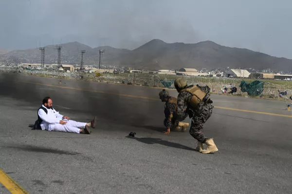 Chiến binh của lực lượng đặc nhiệm Taliban Badri và nhà báo đứng dậy sau khi rơi khỏi ô tô ở sân bay Kabul Chiến binh của lực lượng đặc nhiệm Taliban Badri và nhà báo đứng dậy sau khi rơi khỏi ô tô ở sân bay Kabul - Sputnik Việt Nam