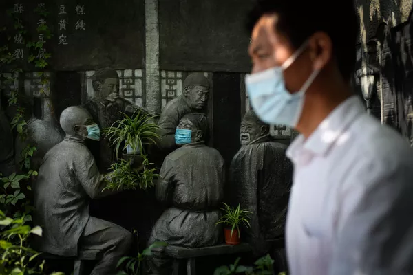 Người đàn ông đi qua các bức tượng đeo khẩu trang bên ngoài một nhà hàng ở Bắc Kinh Người đàn ông đi qua các bức tượng đeo khẩu trang bên ngoài một nhà hàng ở Bắc Kinh - Sputnik Việt Nam