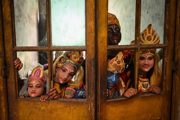 Các nghệ sĩ đang chờ đợi đến lượt trình diễn tại lễ hội Janmashtami, kỷ niệm sự ra đời của Krishna, Ấn Độ Các nghệ sĩ đang chờ đợi đến lượt trình diễn tại lễ hội Janmashtami, kỷ niệm sự ra đời của Krishna, Ấn Độ - Sputnik Việt Nam