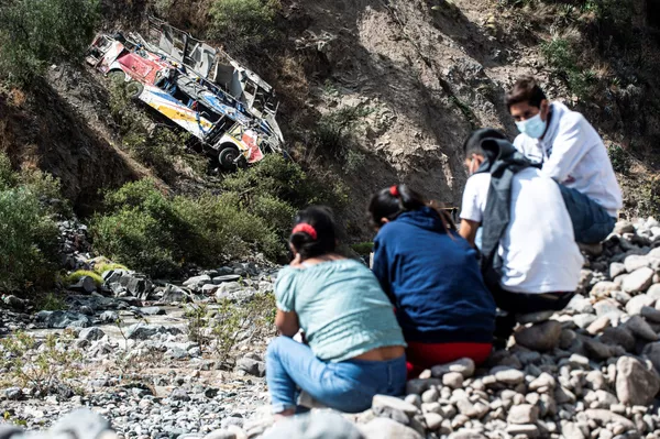 Nhóm người ngồi gần nơi xảy ra vụ tai nạn xe buýt ở Peru Nhóm người ngồi gần nơi xảy ra vụ tai nạn xe buýt ở Peru - Sputnik Việt Nam