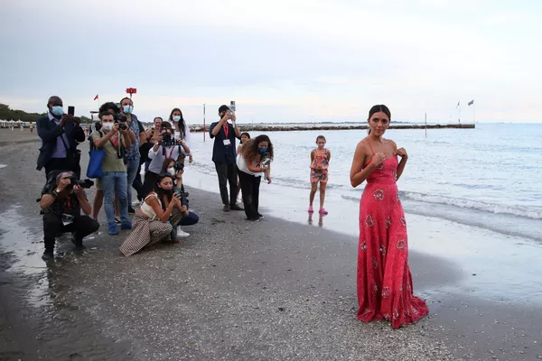 Nữ diễn viên Serena Rossi trong buổi chụp ảnh trên bãi biển ở Venice, Ý Nữ diễn viên Serena Rossi trong buổi chụp ảnh trên bãi biển ở Venice, Ý - Sputnik Việt Nam
