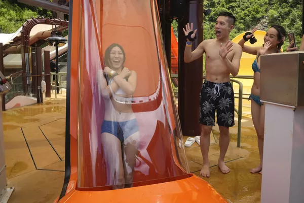 Du khách đến thăm công viên giải trí Water World Ocean ở Hong Kong, Trung Quốc Du khách đến thăm công viên giải trí Water World Ocean ở Hong Kong, Trung Quốc - Sputnik Việt Nam