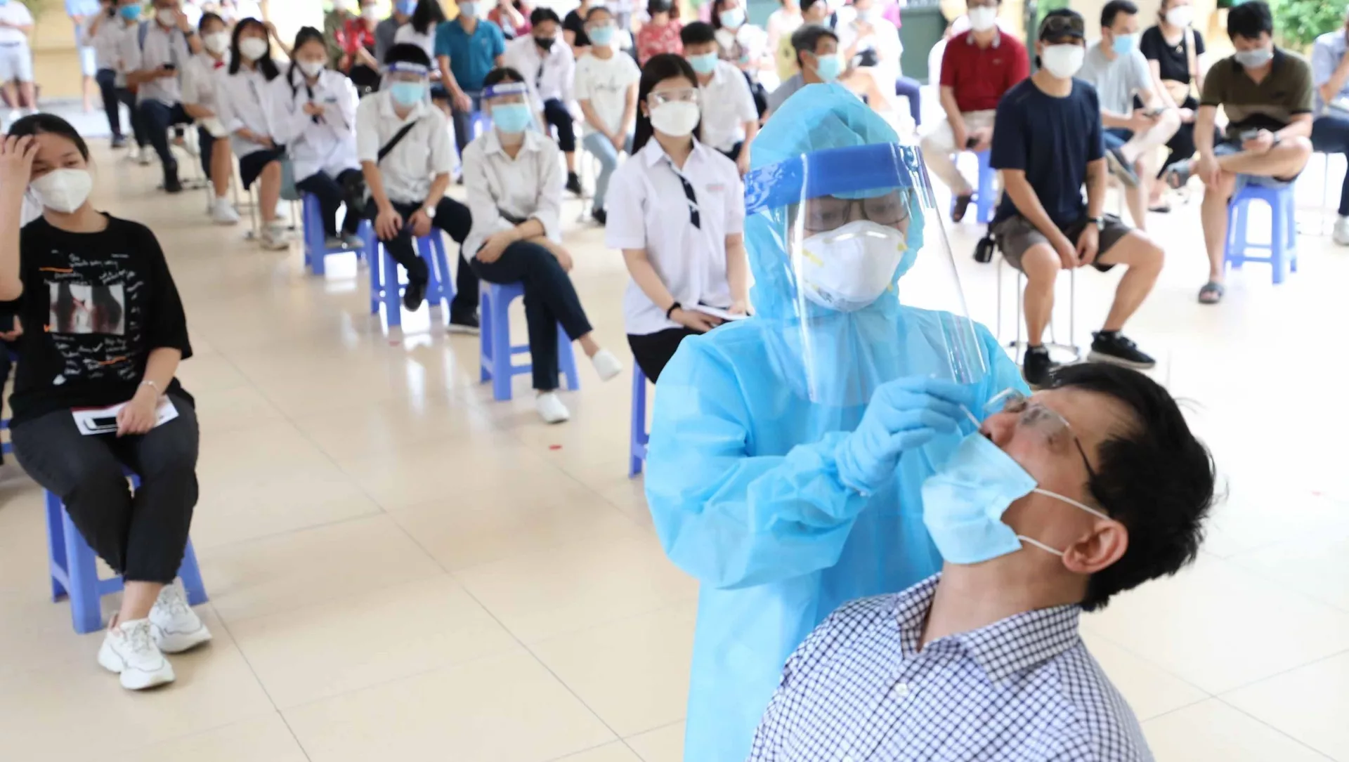 COVID-19: Hà Nội lấy mẫu xét nghiệm cho các lực lượng tham gia lễ khai giảng trực tiếp vào ngày 5/9 COVID-19: Hà Nội lấy mẫu xét nghiệm cho các lực lượng tham gia lễ khai giảng trực tiếp vào ngày 5/9 - Sputnik Việt Nam, 1920, 04.09.2021