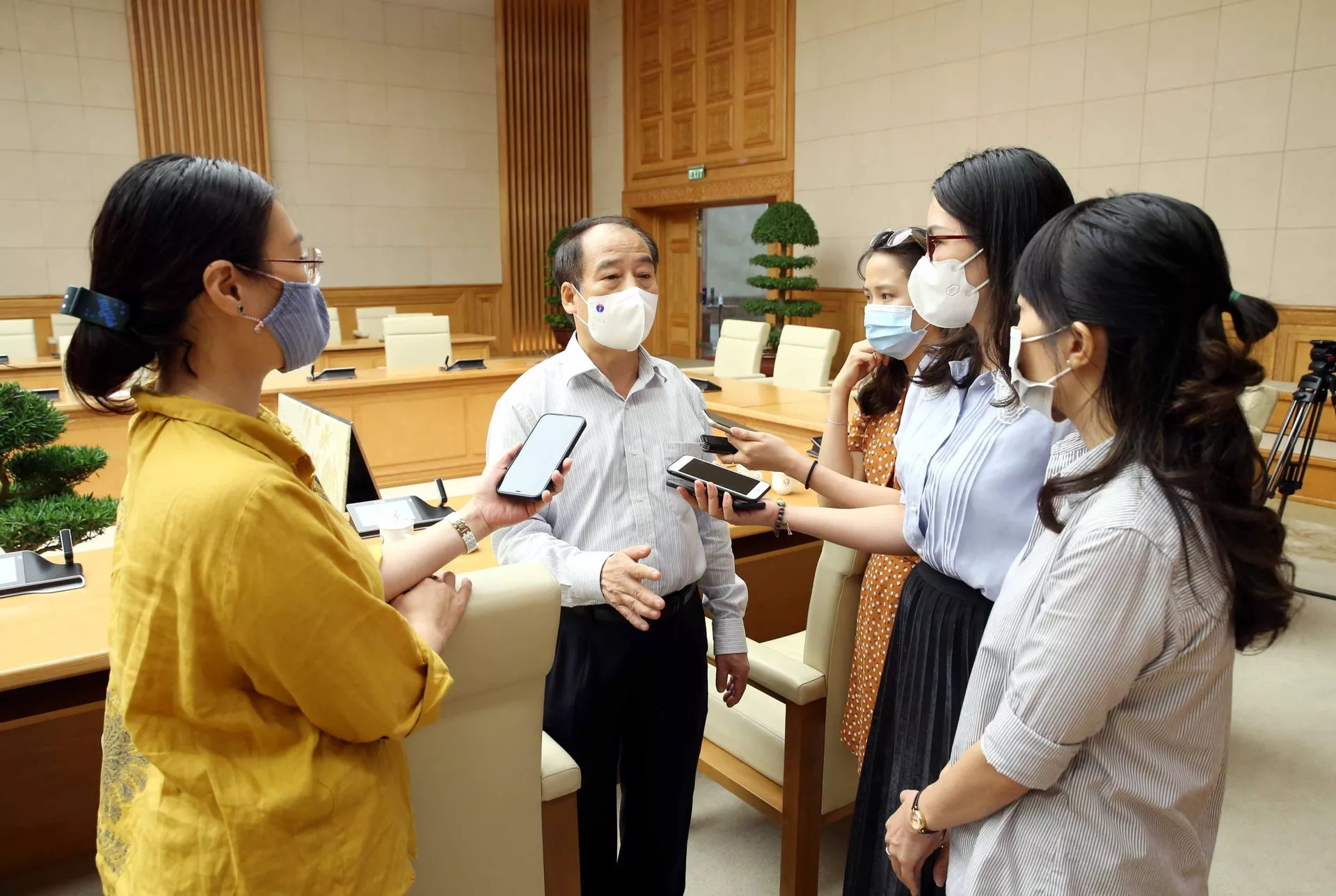PGS.TS Trần Đắc Phu, Cố vấn Trung tâm Đáp ứng khẩn cấp sự kiện y tế công cộng Việt Nam trả lời phỏng vấn phóng viên. PGS.TS Trần Đắc Phu, Cố vấn Trung tâm Đáp ứng khẩn cấp sự kiện y tế công cộng Việt Nam trả lời phỏng vấn phóng viên. - Sputnik Việt Nam, 1920, 05.10.2021