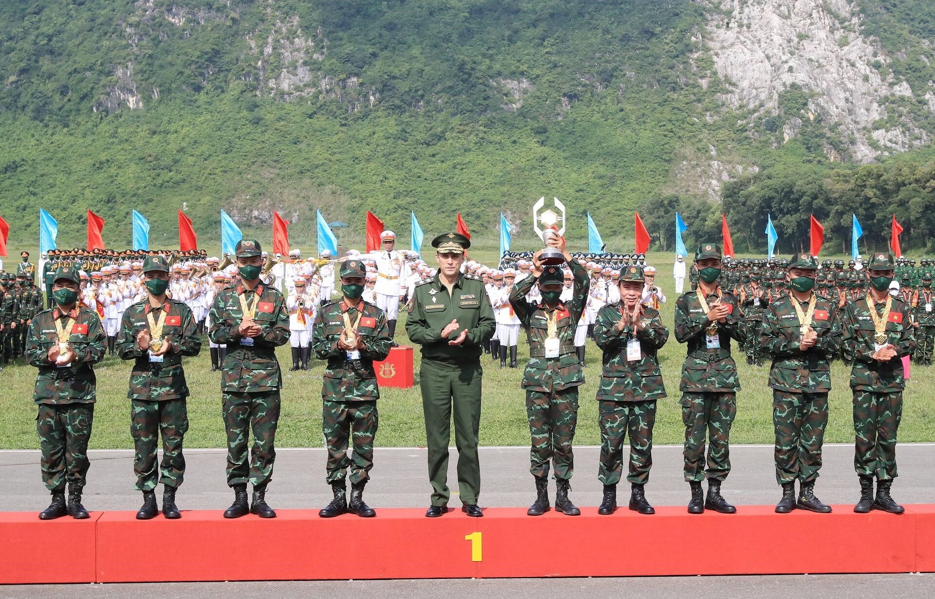 Thứ trưởng Bộ Quốc phòng Liên bang Nga Aleksei Krivoruchko trao Huy chương Vàng môn Xạ thủ bắn tỉa cho đội tuyển QĐND Việt Nam - Sputnik Việt Nam, 1920, 05.10.2021