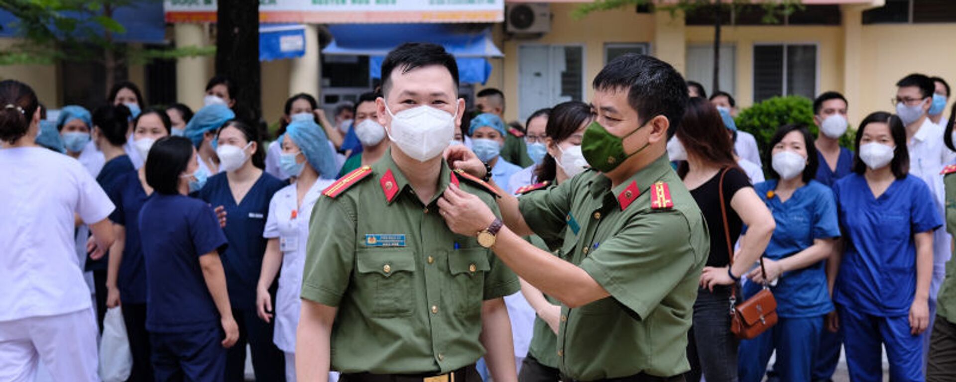 Tranh thủ chỉnh trang trang phục cho đồng đội trước giờ xuất phát lên đường vào tâm dịch TP Hồ Chí Minh. - Sputnik Việt Nam, 1920, 07.09.2021