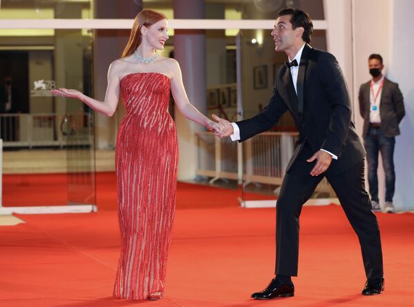 Jessica Chastain và Oscar Isaac trên thảm đỏ Liên hoan phim quốc tế Venice lần thứ 78 - Sputnik Việt Nam