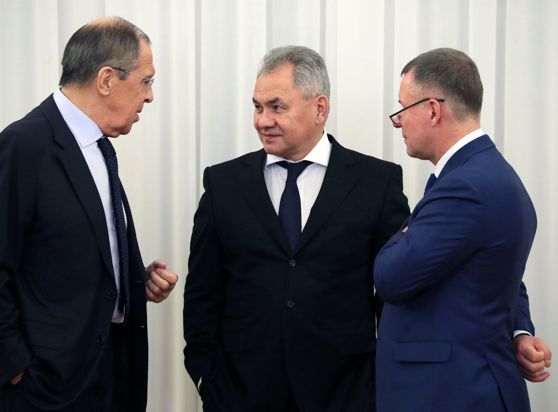 Sergei Lavrov, Sergei Shoigu và Yevgeniy Zinichev trước cuộc họp - Sputnik Việt Nam, 1920, 05.10.2021