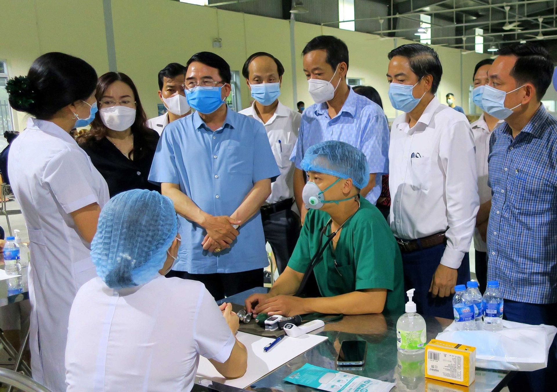 Lãnh đạo thành phố Hải Phòng cùng các cơ quan liên ngành đến hỏi thăm và động viên lực lượng y tế trong thời gian tiêm vaccine. - Sputnik Việt Nam, 1920, 05.10.2021