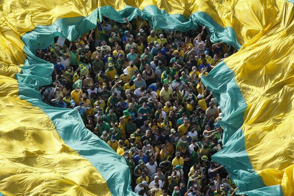 Những người tham gia biểu tình ủng hộ Tổng thống Brazil ở Sao Paulo - Sputnik Việt Nam