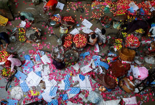  Người bán hàng cứu trái cây bị ngập do mưa lớn ở Kathmandu, Nepal  - Sputnik Việt Nam