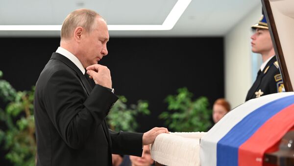 Tổng thống Vladimir Putin tại lễ viếng người đứng đầu Bộ Tình trạng khẩn cấp Nga Yevgeny Zinichev - Sputnik Việt Nam