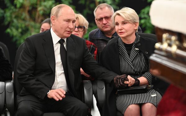 Tổng thống Vladimir Putin và bà Natalya, góa phụ của Zinichev tại lễ viếng Bộ trưởng Bộ Khẩn cấp Nga Yevgeny Zinichev - Sputnik Việt Nam