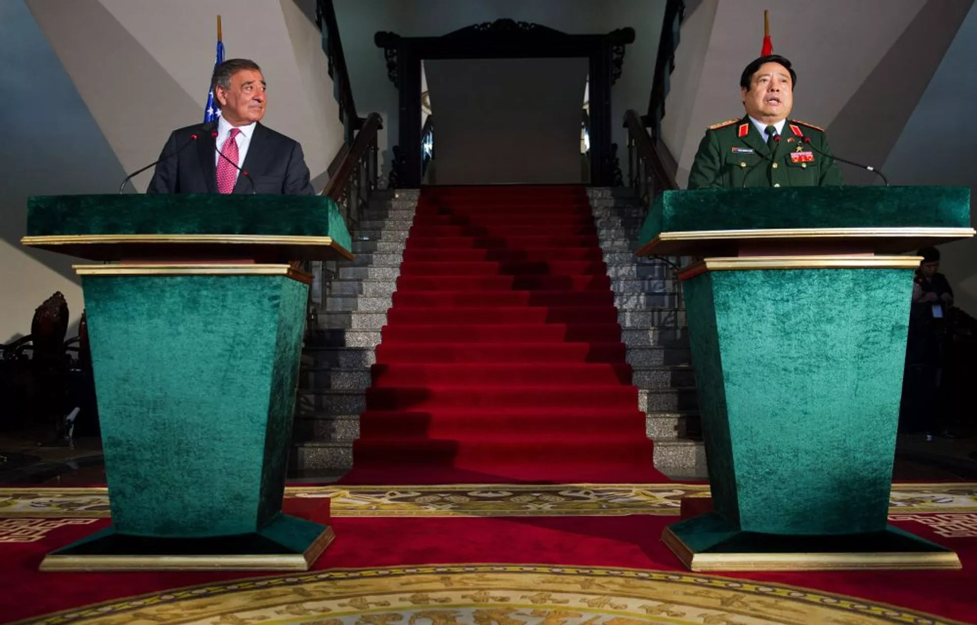 Bộ trưởng Quốc phòng Hoa Kỳ thứ 23 Leon Panetta và Bộ trưởng Bộ Quốc phòng Việt Nam Phùng Quang Thanh, năm 2012 Bộ trưởng Quốc phòng Hoa Kỳ thứ 23 Leon Panetta và Bộ trưởng Bộ Quốc phòng Việt Nam Phùng Quang Thanh, năm 2012 - Sputnik Việt Nam, 1920, 05.10.2021