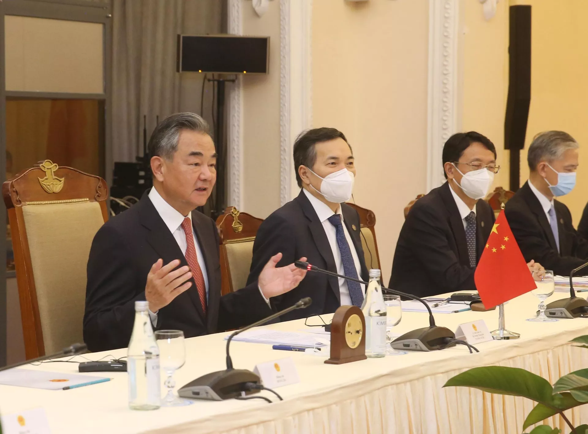Bộ trưởng Ngoại giao Trung Quốc Vương Nghị phát biểu tại cuộc hội đàm với Bộ trưởng Ngoại giao Bùi Thanh Sơn. Bộ trưởng Ngoại giao Trung Quốc Vương Nghị phát biểu tại cuộc hội đàm với Bộ trưởng Ngoại giao Bùi Thanh Sơn. - Sputnik Việt Nam, 1920, 05.10.2021