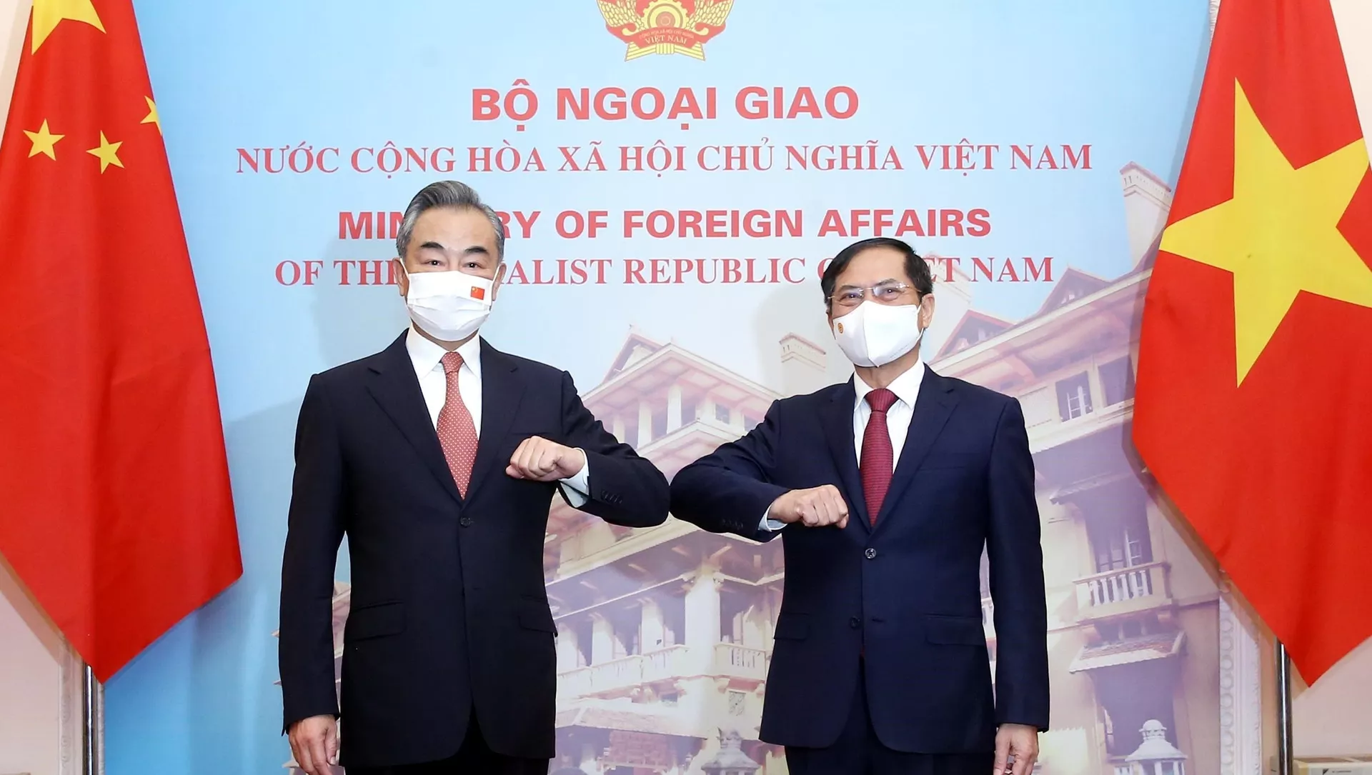 Bộ trưởng Ngoại giao Bùi Thanh Sơn hội đàm với Bộ trưởng Ngoại giao Trung Quốc Vương Nghị Bộ trưởng Ngoại giao Bùi Thanh Sơn hội đàm với Bộ trưởng Ngoại giao Trung Quốc Vương Nghị - Sputnik Việt Nam, 1920, 11.09.2021