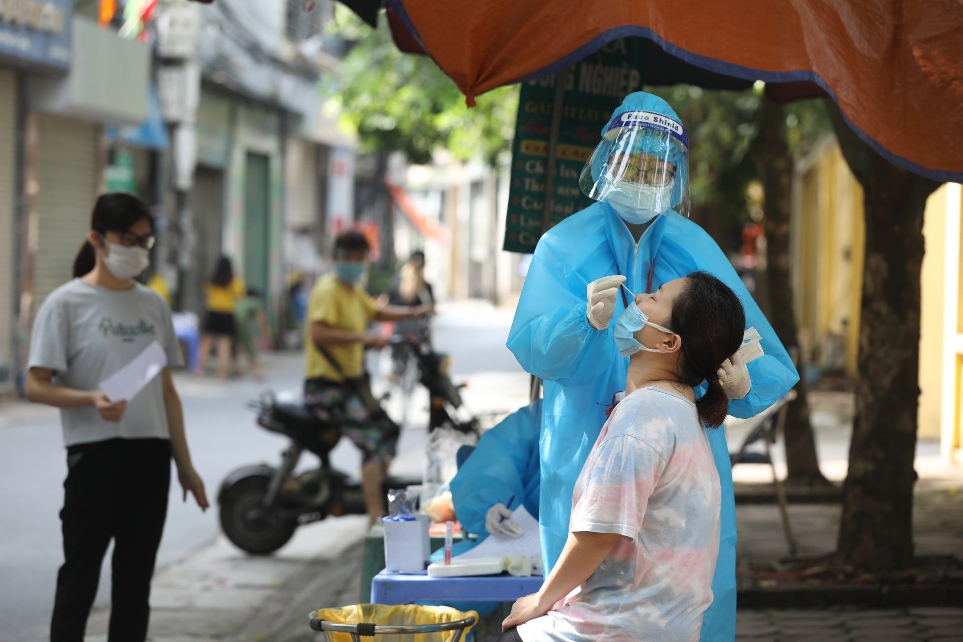 Nhân viên y tế lấy mẫu xét nghiệm COVID-19 cho người dân xóm 7A, thôn Yên Ngưu, xã Tam Hiệp, huyện Thanh Trì, ngày 10/9/2021 - Sputnik Việt Nam, 1920, 05.10.2021