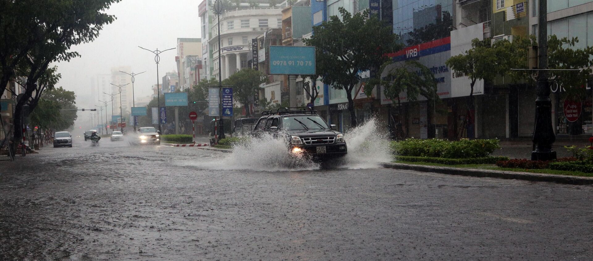 Tuyến đường Nguyễn Văn Linh (TP Đà Nẵng) bị ngập nước do mưa lớn liên tiếp - Sputnik Việt Nam, 1920, 11.09.2021