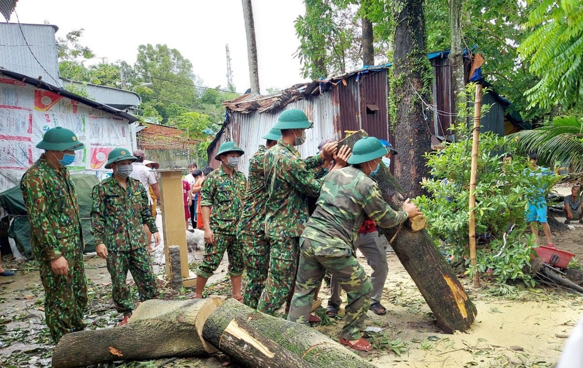 Kiên Giang: Bộ đội Biên phòng Hòn Sơn giúp dân khắc phục nhà bị sập do ảnh hưởng mưa bão - Sputnik Việt Nam, 1920, 05.10.2021