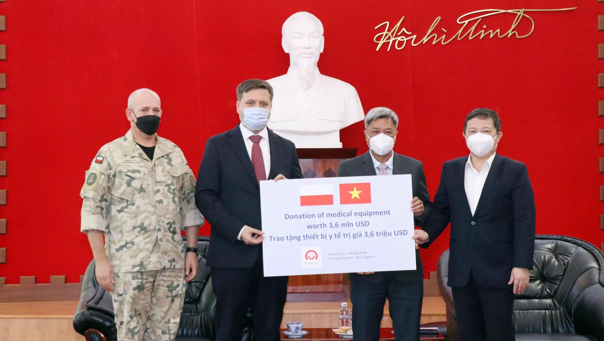 Đại sứ Ba Lan tại Việt Nam Wojciech Gerwel (thứ hai, từ trái sang) trao tượng trưng số trang thiết bị, vật tư y tế do Chính phủ Ba Lan tặng Việt Nam cho ông Nguyễn Trường Sơn, Thứ trưởng Bộ Y tế (thứ hai, từ phải sang) và ông Dương Anh Đức, Phó Chủ tịch UBND TP Hồ Chí Minh (ngoài cùng bên phải) Đại sứ Ba Lan tại Việt Nam Wojciech Gerwel (thứ hai, từ trái sang) trao tượng trưng số trang thiết bị, vật tư y tế do Chính phủ Ba Lan tặng Việt Nam cho ông Nguyễn Trường Sơn, Thứ trưởng Bộ Y tế (thứ hai, từ phải sang) và ông Dương Anh Đức, Phó Chủ tịch UBND TP Hồ Chí Minh (ngoài cùng bên phải) - Sputnik Việt Nam, 1920, 11.09.2021