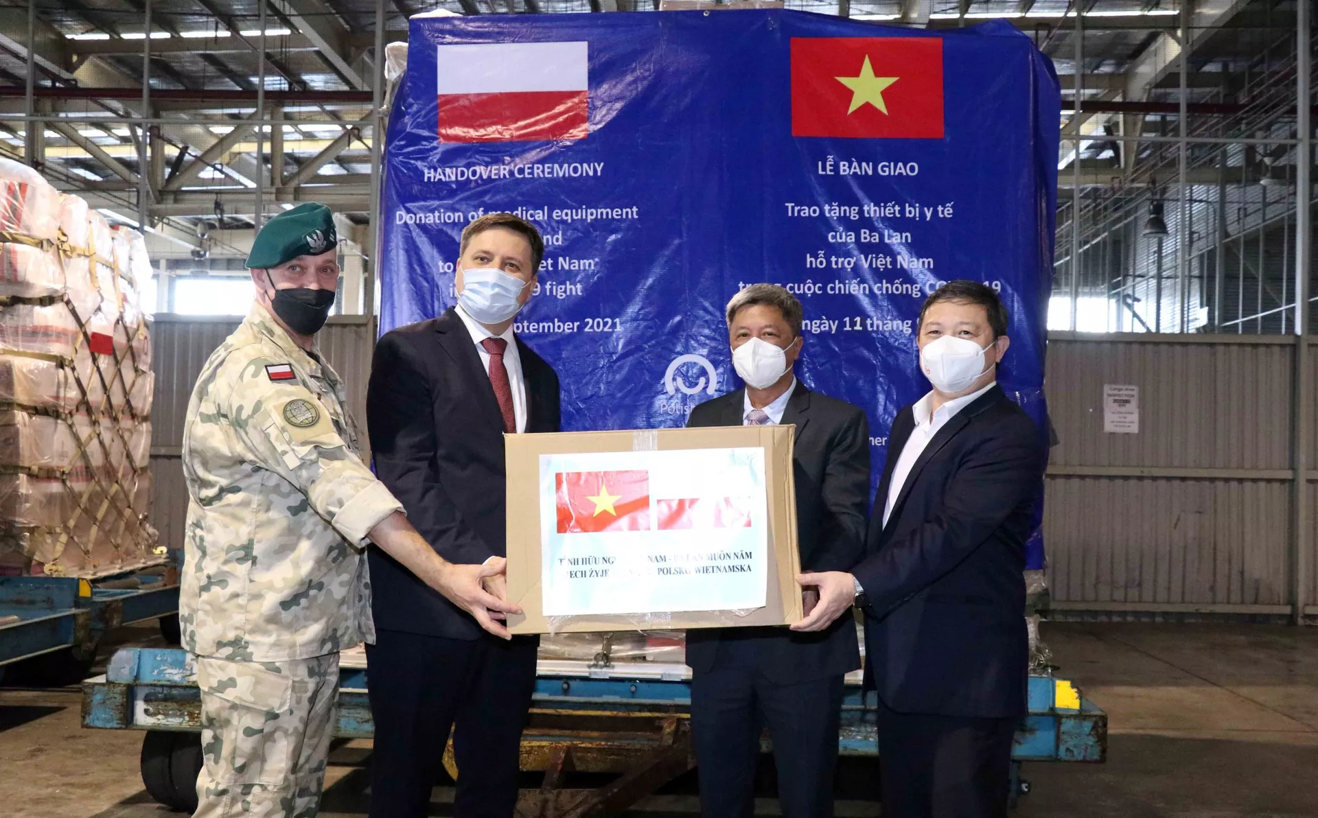 Đại sứ Ba Lan tại Việt Nam Wojciech Gerwel (thứ hai, từ trái sang) trao tượng trưng thiết bị, vật tư y tế do Chính phủ Ba Lan tặng Việt Nam cho ông Nguyễn Trường Sơn, Thứ trưởng Bộ Y tế (thứ hai, từ phải sang) và ông Dương Anh Đức, Phó Chủ tịch UBND TP Hồ Chí Minh (ngoài cùng bên phải) Đại sứ Ba Lan tại Việt Nam Wojciech Gerwel (thứ hai, từ trái sang) trao tượng trưng thiết bị, vật tư y tế do Chính phủ Ba Lan tặng Việt Nam cho ông Nguyễn Trường Sơn, Thứ trưởng Bộ Y tế (thứ hai, từ phải sang) và ông Dương Anh Đức, Phó Chủ tịch UBND TP Hồ Chí Minh (ngoài cùng bên phải) - Sputnik Việt Nam, 1920, 05.10.2021