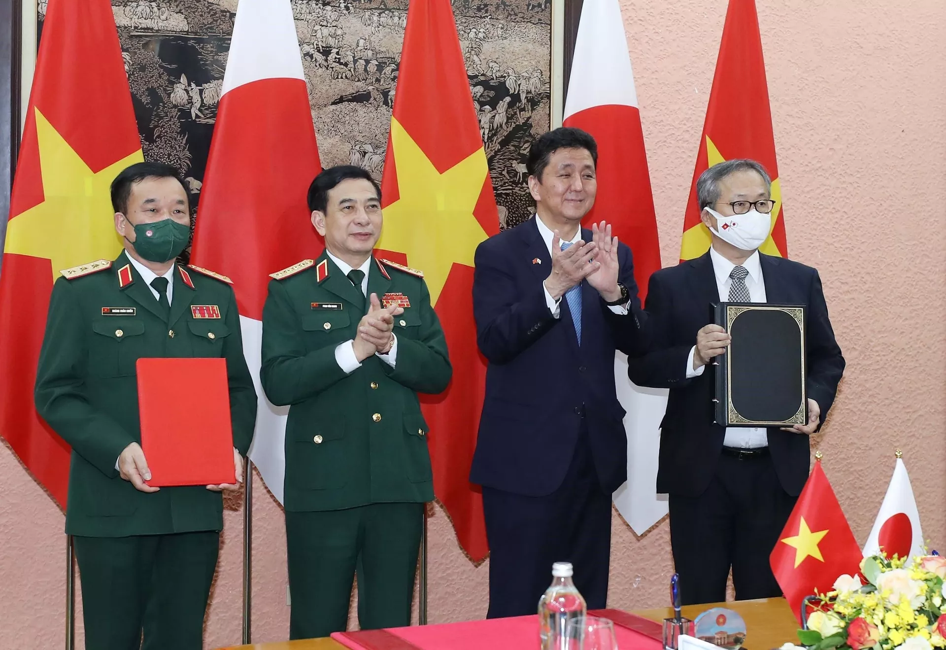 Đại tướng, Bộ trưởng Quốc phòng Phan Văn Giang và Bộ trưởng Quốc phòng Nhật Bản Kishi Nobuo chứng kiến lễ ký hợp tác giữa Bộ quốc phòng hai nước Đại tướng, Bộ trưởng Quốc phòng Phan Văn Giang và Bộ trưởng Quốc phòng Nhật Bản Kishi Nobuo chứng kiến lễ ký hợp tác giữa Bộ quốc phòng hai nước - Sputnik Việt Nam, 1920, 05.10.2021