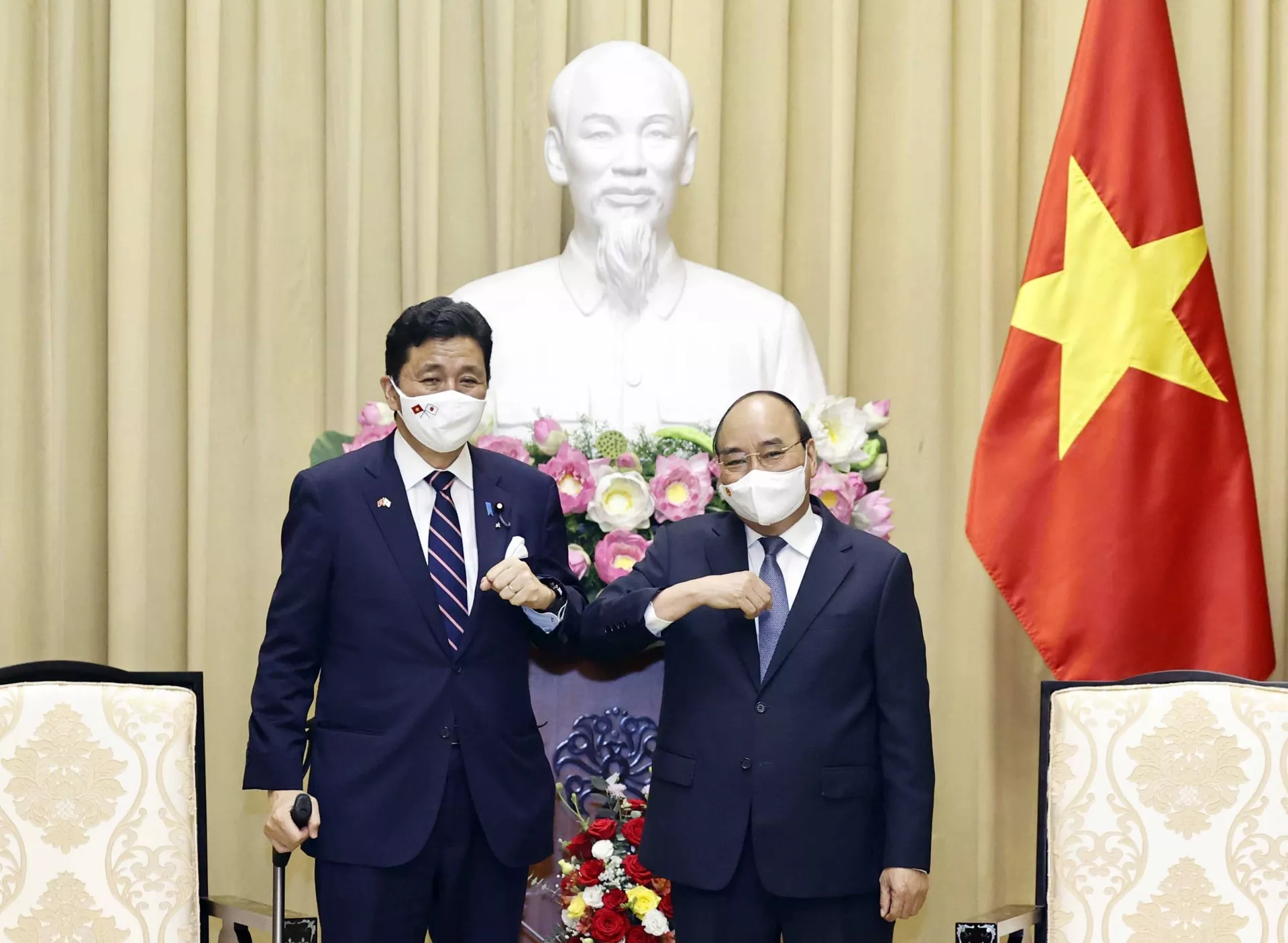 Chủ tịch nước Nguyễn Xuân Phúc tiếp Bộ trưởng Quốc phòng Nhật Bản Kishi Nobuo đang thăm và làm việc tại Việt Nam. Chủ tịch nước Nguyễn Xuân Phúc tiếp Bộ trưởng Quốc phòng Nhật Bản Kishi Nobuo đang thăm và làm việc tại Việt Nam. - Sputnik Việt Nam, 1920, 05.10.2021