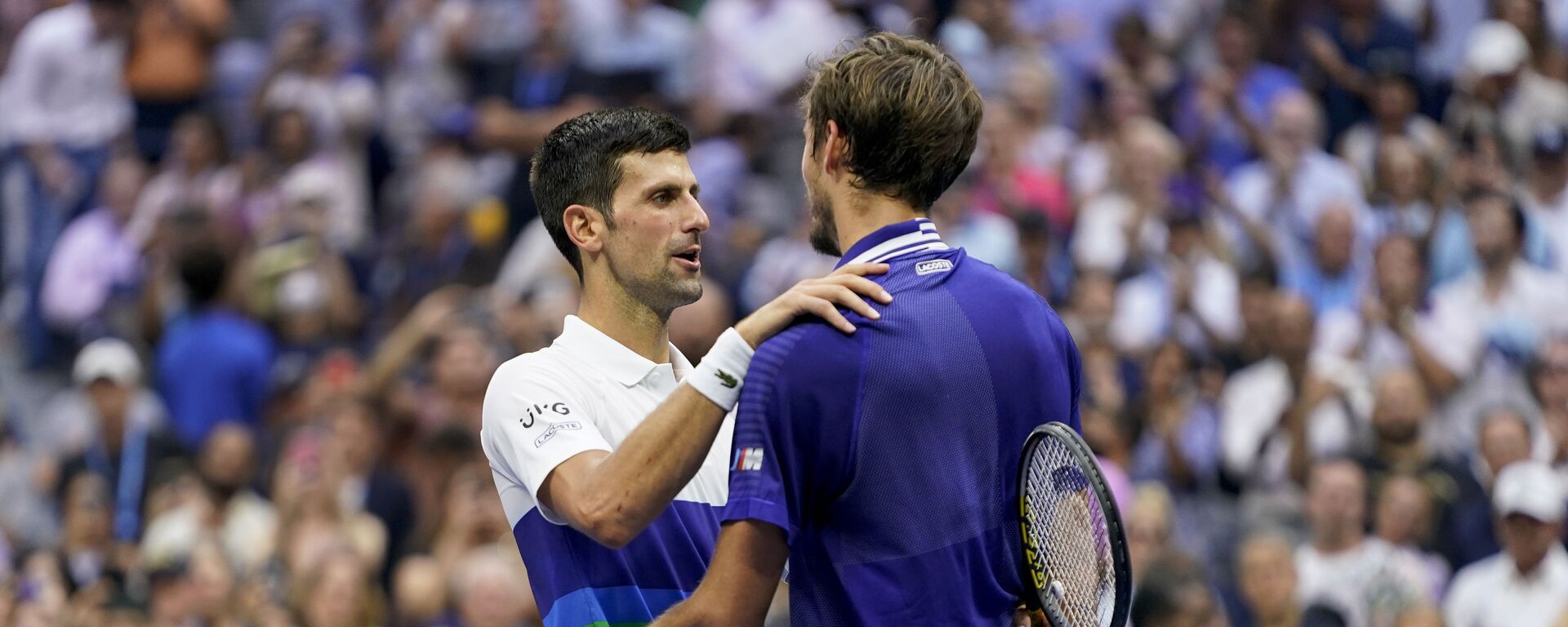 Tay vợt Novak Djokovic chúc mừng vận động viên Daniil Medvedev sau khi thua trận chung kết Giải Mỹ mở rộng (US Open) - Sputnik Việt Nam, 1920, 13.09.2021