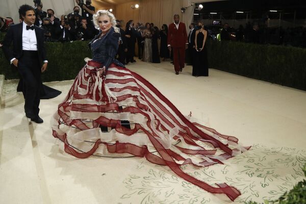 Nhà thiết kế thời trang Mỹ Zac Posen và nữ ca sĩ kiêm diễn viên Mỹ Deborah Harry tại Met Gala 2021 ở New York - Sputnik Việt Nam