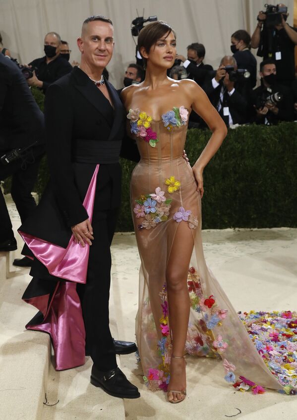 Jeremy Scott và Irina Shayk tại Met Gala năm 2021 ở New York - Sputnik Việt Nam